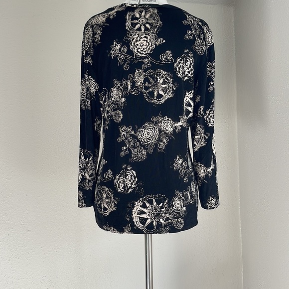 Chico’s Travelers Floral Top - Picture 3 of 4